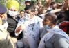 हाथरस येथे भेट देण्यासाठी गेलेल्या, ‘या’ खासदारावर फेकली शाई