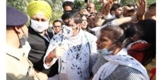 हाथरस येथे भेट देण्यासाठी गेलेल्या, ‘या’ खासदारावर फेकली शाई