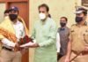 कारच्या बॉनेटवर लटकवून फरफटत नेलेल्या पोलिसाचा गृहमंत्र्यांच्या हस्ते सत्कार