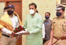 कारच्या बॉनेटवर लटकवून फरफटत नेलेल्या पोलिसाचा गृहमंत्र्यांच्या हस्ते सत्कार