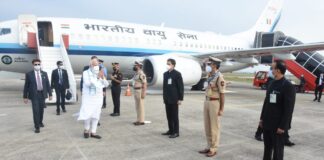 प्रधानमंत्री नरेंद्र मोदी यांचे पुणे विमानतळावर आगमन, सिरम इन्स्टिट्यूटला दिली भेट