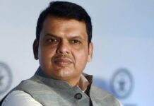 जबड्यात घालुनी हात मोजितो दात…