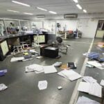 तुटलेले व्हेंटिलेटर तोडताना….