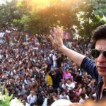 ‘इस बार का प्यार, थोडा दूरसे मेरे यार’ किंग खान शाहरुखचे चाहत्यांना आवाहन