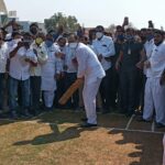 उपमुख्यमंत्री अजित पवार खेळले क्रिकेट