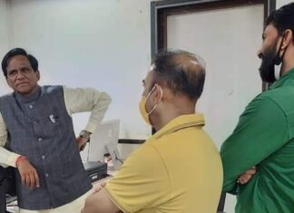 रावसाहेब दानवे शेतकऱ्यांनी माफी मागा, प्रहार संघटनेच्या कार्यकर्त्यांचे ‘शोले स्टाईल’ आंदोलन