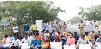 मराठवाडा विद्यापीठात परीक्षा निकालासाठी अखिल भारतीय विद्यार्थी परिषदेचे ठिय्या आंदोलन
