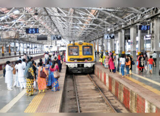 मुंबई लोकल प्रवाशांसाठी आनंदाची बातमी, ‘या’ दिवसापासून होणार रेल्वे सुरू
