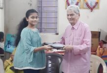 नालंदा ज्ञान मंदिर वरळी येथील संस्थेच्या वतीने गरजू मुलींना लॅपटॉपचे वाटप