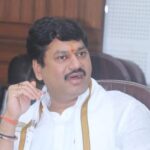 ‘प्यार किया तो डरना क्या ?’ शिवसेनेचे मंत्री धनंजय मुंडेंच्या मदतीला
