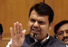 हिंदू काय रस्त्यावर पडलेत? फडणवीस यांचा घणाघात