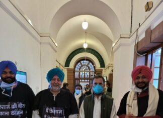 निषेधाचा फलक अंगावर चीटकवत त्या दोन खासदारांची संसदेत एन्ट्री