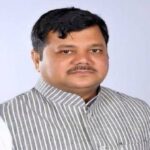 प्रशासनातील अधिकाऱ्याने सरकारमधील उणीदुणी बाहेर काढणे शोभा देणारे नाही: प्रवीण दरेकर