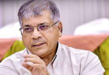 मोदींनी घाबरून स्टेडियमला स्वत:चं नाव दिलं : प्रकाश आंबेडकर