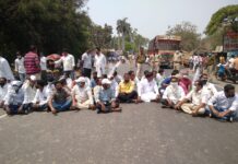 स्वाभिमानी शेतकरी संघटनेकडून भवानीनगर येथे रास्ता रोको आंदोलन