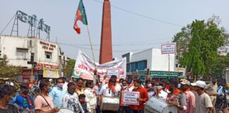 बारामतीत गृहमंत्र्यांच्या प्रतिकात्मक प्रतिमेचे दहन