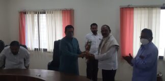 गणेश बाबरे व नितीन नेमाने यांचा माजी आ.प्रकाश डहाके यांचेकडून सत्कार