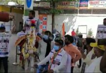 घोडा, सायकल आणि सिलेंडर घेऊन थेट पेट्रोल पंप गाठत केली ईंधनदरवाढीविरोधात निदर्शने