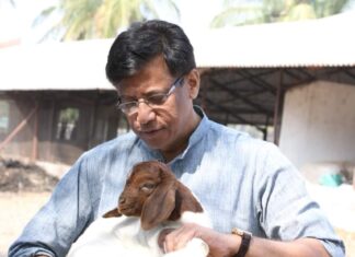 वडील राजेंद्र पवारांना कृषिरत्न पुरस्कार जाहीर; रोहित पवारांनी बाबांचं असं केलं अभिनंदन !