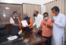 नितीन गडकरी यांना ‘या’ कारणासाठी शिवसेनेच्या चंद्रकांत खैरेंनी दिले एक लाख सह्यांचे निवेदन