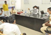 जिल्हाधिकाऱ्यांनी आरोग्य कर्मचाऱ्यावरील हल्लेखोरांविरूध्द स्वतः पोलीस स्टेशनला जाऊन केला गुन्हा दाखल…