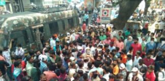 जमावबंदीच्या आदेशांना पायदळी तुडवत अमरावतीत कामगार, व्यापार्यांचा भव्य मोर्चा
