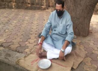 लॉकडाऊनच्या निषेधार्थ कटोरा घेऊन बसलेत ऊदयनराजे भोसले