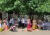 कोरोनाने वाचलो अन महागाईने मेलो : राष्ट्रवादी महिला आघाडीने गॅस सिलिंडरचे, टू व्हिलर गाडीचे घातले श्राद्ध