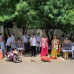 कोरोनाने वाचलो अन महागाईने मेलो : राष्ट्रवादी महिला आघाडीने गॅस सिलिंडरचे, टू व्हिलर गाडीचे घातले श्राद्ध