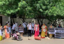 कोरोनाने वाचलो अन महागाईने मेलो : राष्ट्रवादी महिला आघाडीने गॅस सिलिंडरचे, टू व्हिलर गाडीचे घातले श्राद्ध