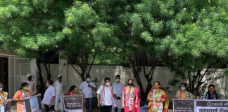कोरोनाने वाचलो अन महागाईने मेलो : राष्ट्रवादी महिला आघाडीने गॅस सिलिंडरचे, टू व्हिलर गाडीचे घातले श्राद्ध