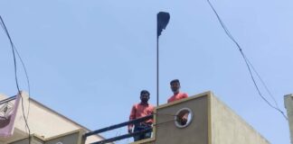 मराठा आरक्षण रद्द झाल्याच्या पार्श्वभुमीवर घरावर काळे झेंडे लावून सरकारचा निषेध…