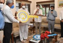 कॅन्सर रुग्णालयात येणाऱ्या रुग्णांच्या नातेवाईकांसाठी म्हाडाच्या चाव्या पवारांच्या हस्ते सुपूर्द