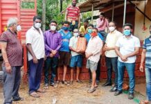 कोकणाच्या मदतीला शिवसेना; आमदार वैभव नाईक यांनी केले स्वखर्चाने ५ हजार कौलांचे वाटप