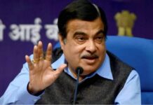 नितीन गडकरी म्हणजे ‘ चुकीच्या पक्षातील चांगला आणि कार्यक्षम माणूस